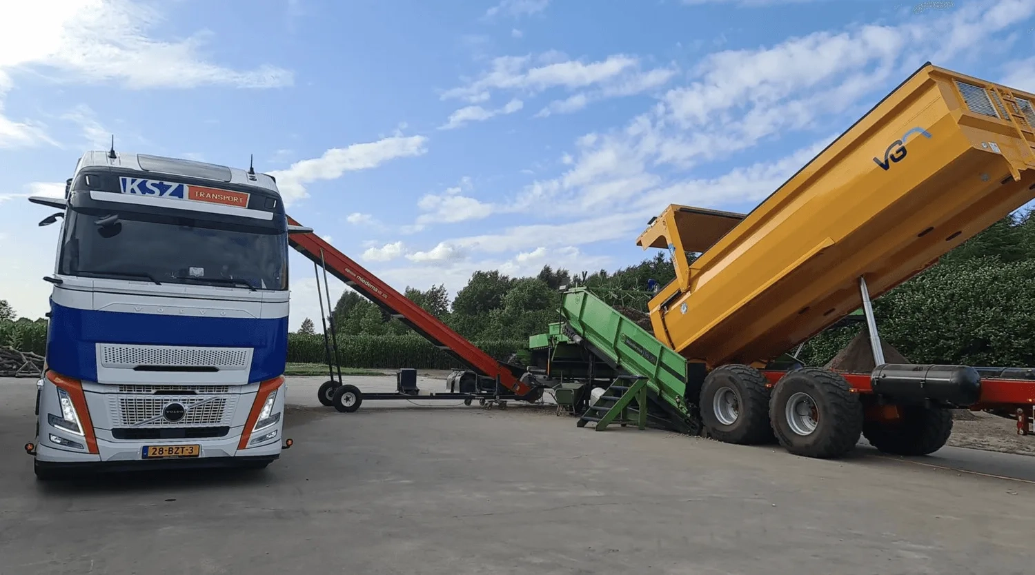 Walking-Floor-Auflieger von KSZ Transport beim Entladen